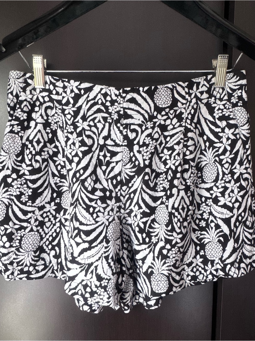 LOFT Linen Blend Pineapple Floral Print Pull On Shorts Black & White